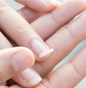 7 astuces secrètes pour avoir des ongles plus forts (la 4ème va vous choquer)